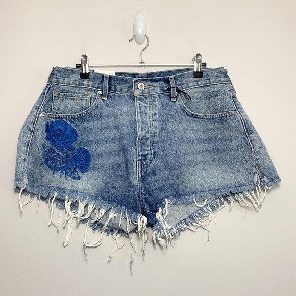 Levis Made Crafted Cheeky Floral Embroidered High Rise Denim Shorts NWT Size 32 - Picture 1 of 13